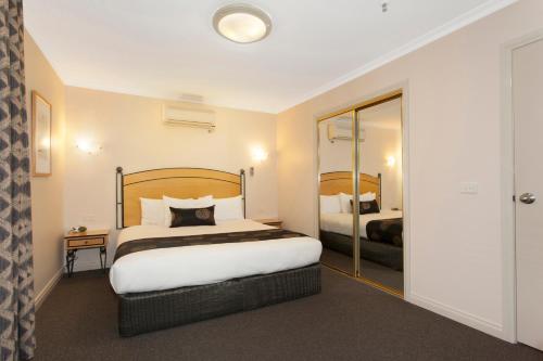 Melbourne Metropole Central Official客房内的一张或多张床位