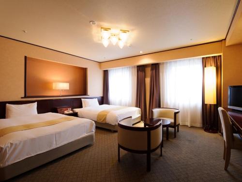 宇都宫宇都宫市岐山酒店 的酒店客房设有两张床和电视。