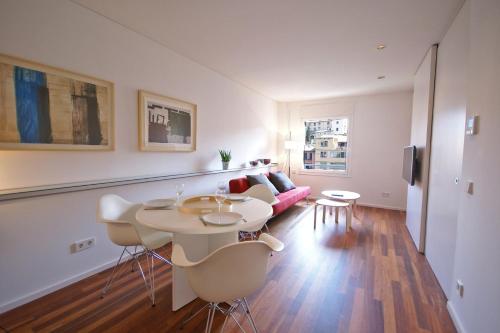 赫罗纳Flateli Canalejas的客厅配有桌椅和沙发