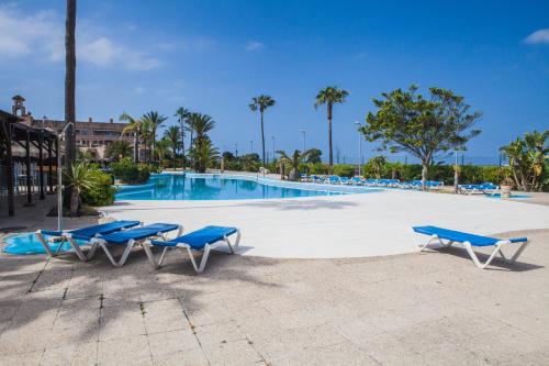Apartamentos Turísticos Bahía Sur内部或周边的泳池