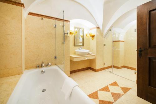 阿卡迪亚精品酒店的一间浴室