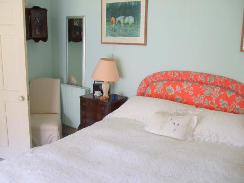 Shalbourne维斯科特住宿加早餐旅馆的一间卧室配有一张红色床头板的床