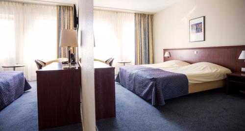 韦亨Hotel Umberto的酒店客房带一张床,房间带两张床