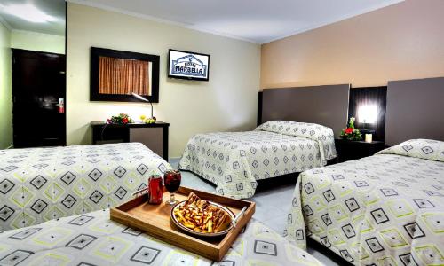 巴拿马城马贝拉酒店的酒店客房设有两张床和一盘食物