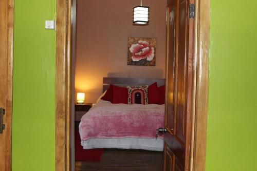 圣何塞德迈波Casa En La Precordillera的一间卧室配有红色枕头的床