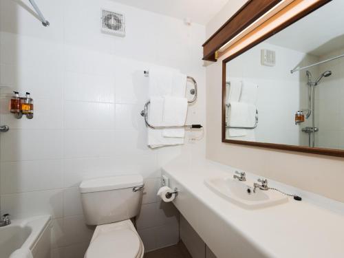 米尔顿凯恩斯皮尔屈水景旅馆的一间带卫生间、水槽和镜子的浴室
