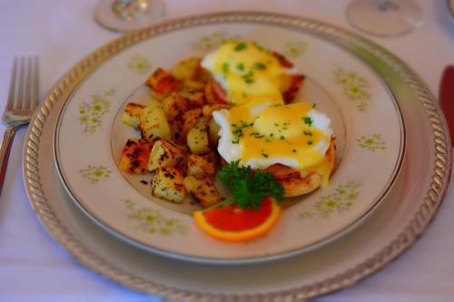都柏林佩吉住宿加早餐旅馆的桌上一盘带鸡蛋和土豆的食物
