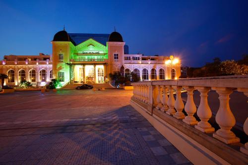 耶尔卡西诺酒店的一座晚上有绿灯的建筑