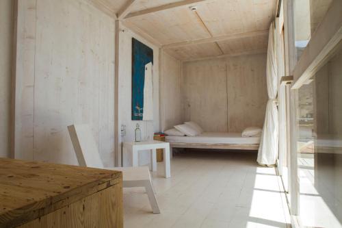São Pedro阿奇莱生态酒店的一间配有沙发和一张床的房间