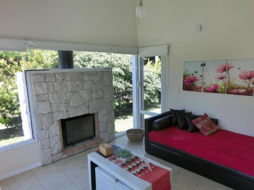 查斯科穆斯Complejo Aires del Bosque的带沙发和壁炉的客厅
