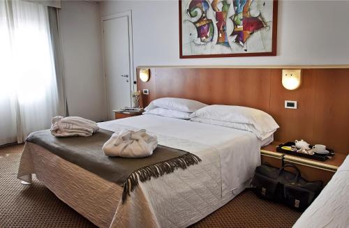里米尼普林西DI皮埃蒙特酒店的酒店客房,配有带毛巾的床