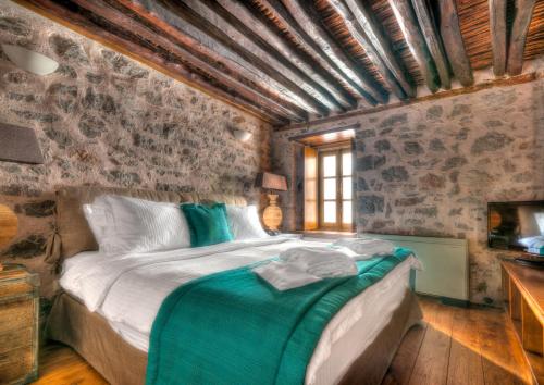 伊兹拉科特曼特拉水润1810酒店的石墙客房的卧室配有床
