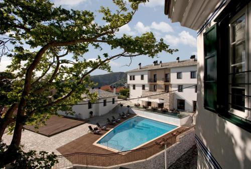波尔塔里亚德斯波狄科酒店的从大楼内可欣赏到游泳池的景色