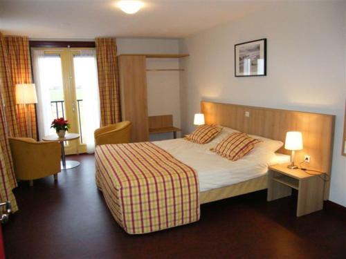 蒙尼肯丹霍文梅尔兹恰特酒店的酒店客房,配有一张床和两盏灯