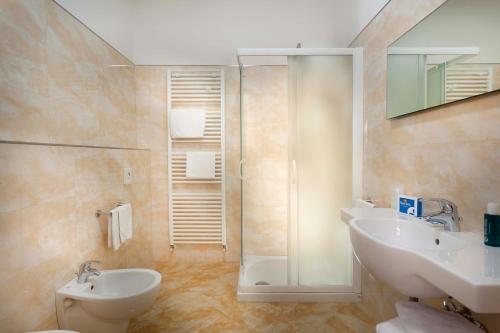 米兰海尔维提亚酒店的一间浴室