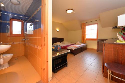卡尔克尔Karkle Beach Apartments的一间带卫生间、水槽和床的浴室