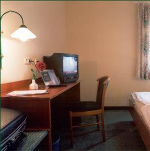 迪斯考ARC酒店的客房设有带电脑显示器和椅子的书桌