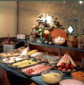 迪斯考ARC酒店的自助餐,餐桌上供应不同类型的食物