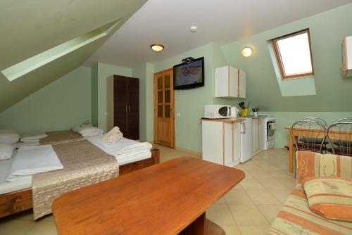 卡尔克尔Karkle Beach Apartments的带两张床和一张桌子的房间以及一间厨房