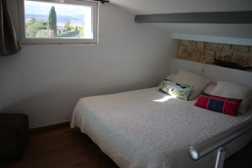 卢河畔拉科尔拉瑟思达公寓的一间卧室配有一张带窗户的床