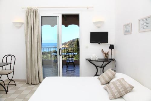 卡尔热斯艾阿丽威图公寓酒店的一间卧室配有一张床,享有海景