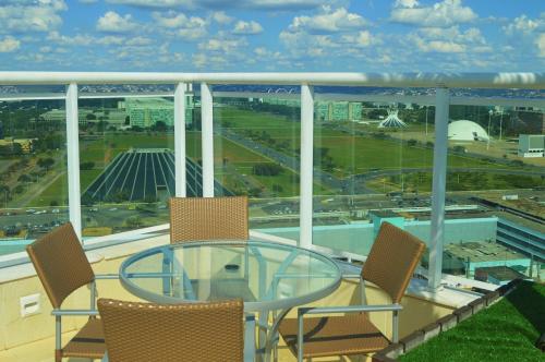 巴西利亚Flat Brasília - Setor Hoteleiro Norte的美景阳台的玻璃桌椅