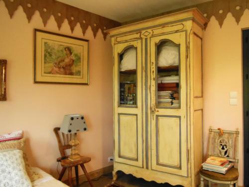 ChenyLes Bains Bed & Breakfast的房间的角落里有一个大型的木柜