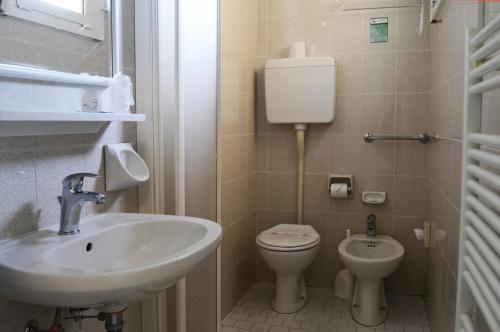 里米尼迪普拉塔尼酒店的一间带水槽和卫生间的小浴室