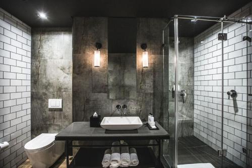 开普敦Century City Hotel Urban Square的一间带水槽和淋浴的浴室