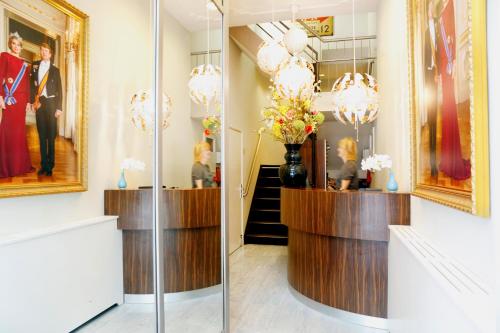 阿姆斯特丹Hotel Damsquare的商店里带吊灯和鲜花的走廊