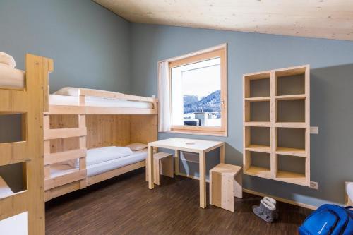 塞德龙塞德鲁恩斯皮纳茨扎新星旅舍的客房设有双层床、桌子和窗户。