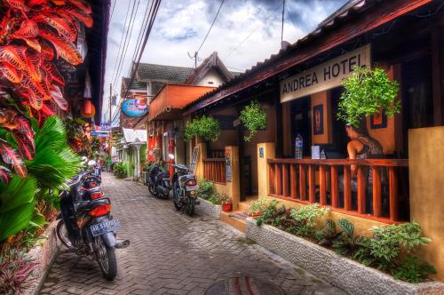 日惹安德烈住宿加早餐旅馆的停在大楼前的一条有摩托车的街道