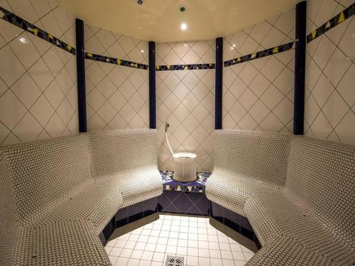 穆劳Hotel Gasthof Lercher的客房内的瓷砖浴室设有卫生间