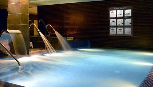 拉莫利纳HG拉莫利纳酒店的室内一个大蓝色的浴缸,有水