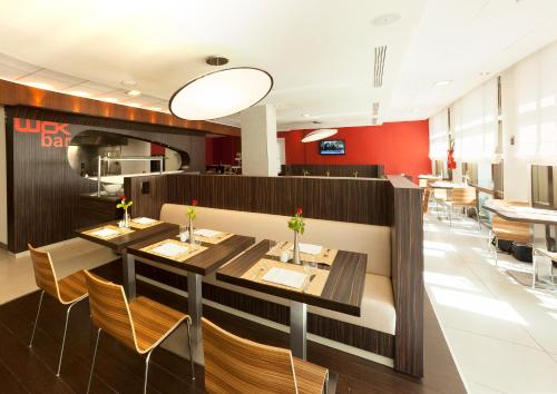 突尼斯突尼斯宜必思酒店的餐厅内带桌椅的用餐室