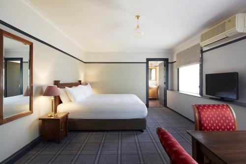 堪培拉布拉西酒店 - 由多玛酒店管理的酒店客房,配有床和电视