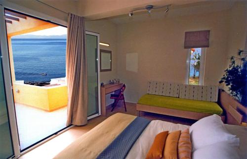 VolissosVolissos Holiday Homes的一间卧室配有一张床,享有海景