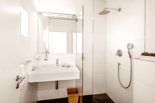 多森海姆米多里 - 绿色宾馆的白色的浴室设有水槽和淋浴。