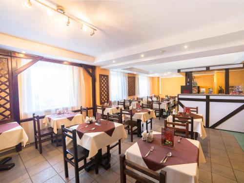 萨马拉奥克亚布拉斯卡娅酒店的一间在房间内配有桌椅的餐厅