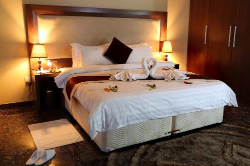 麦纳麦贝尔塔公寓式酒店的酒店客房,配有带两条毛巾的床