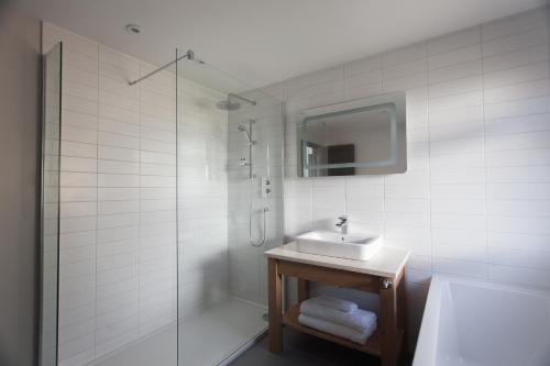 波特里博斯维勒酒店的白色的浴室设有水槽和淋浴。