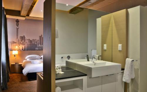 约翰内斯堡里夫酒店的一间带水槽和床的浴室