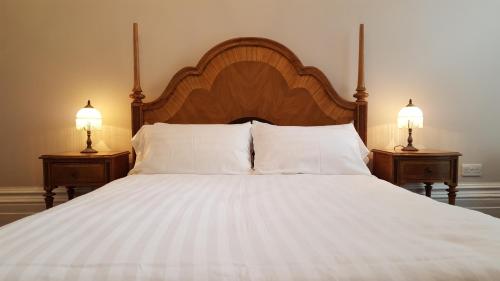 布莱顿霍夫布赖顿红蓝酒店的一张大床,两盏灯放在两个床头柜上
