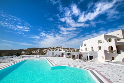 阿克罗蒂里The Fisherman's House Santorini的白色建筑前的大型游泳池