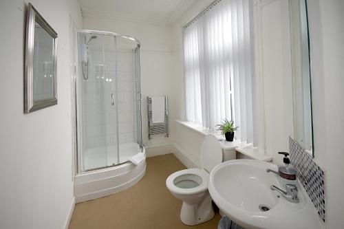 沃勒西Sheridans Budget Accomodation的白色的浴室设有卫生间和水槽。