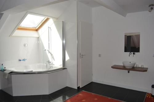 阿珀尔多伦Hotel Oranjeoord的带浴缸的浴室和窗户。