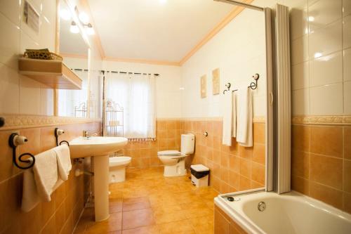 阿兰约兹卡斯蒂利亚旅馆的浴室配有盥洗盆、卫生间和浴缸。