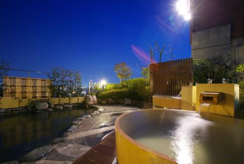松山查哈茹酒店的浴缸位于大楼的一侧