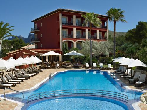 Hotel Cala Sant Vicenç - Adults Only内部或周边的泳池