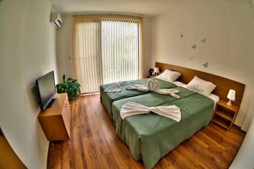 BresteHoliday Homes Chudna的一间卧室,配有一张床,床上有一个弓